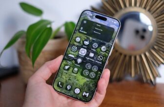 How one can make your lock display background holographic in iOS 26